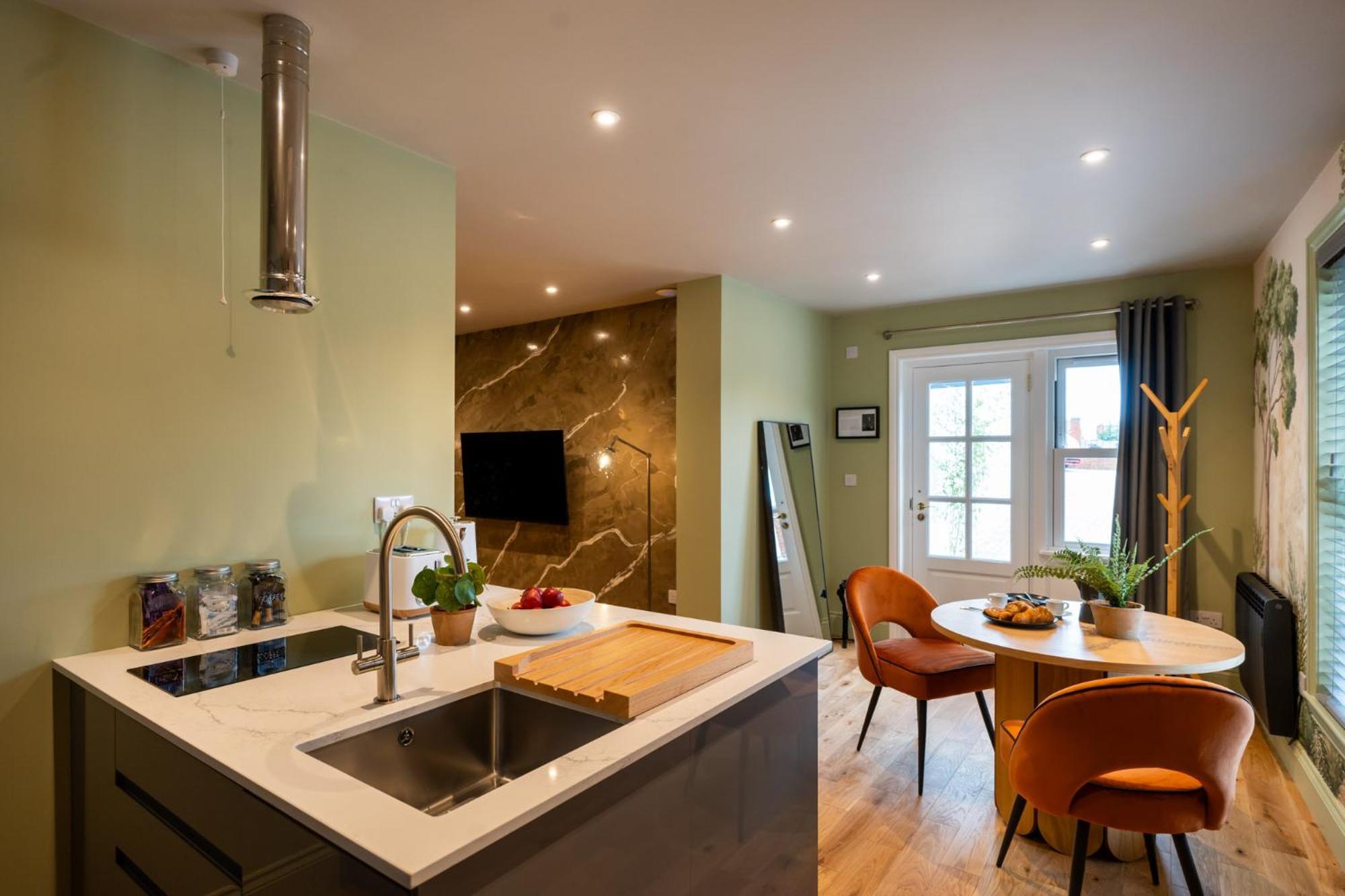 Commandery Vaults - Luxury Apartment In City Centre With Sky Tv Worcester Exterior photo
