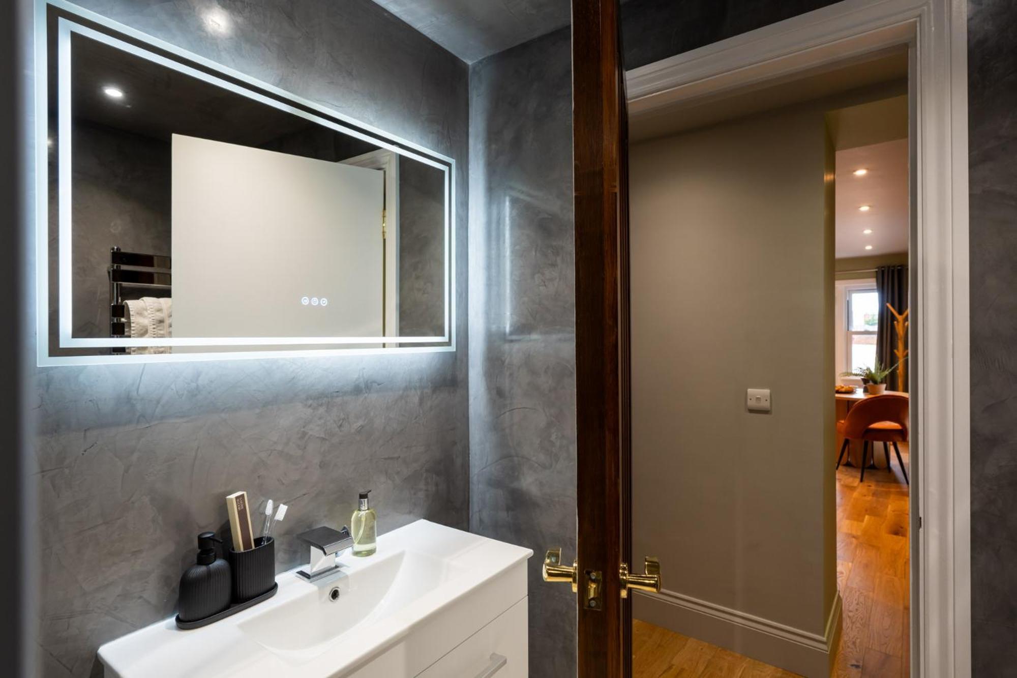 Commandery Vaults - Luxury Apartment In City Centre With Sky Tv Worcester Exterior photo