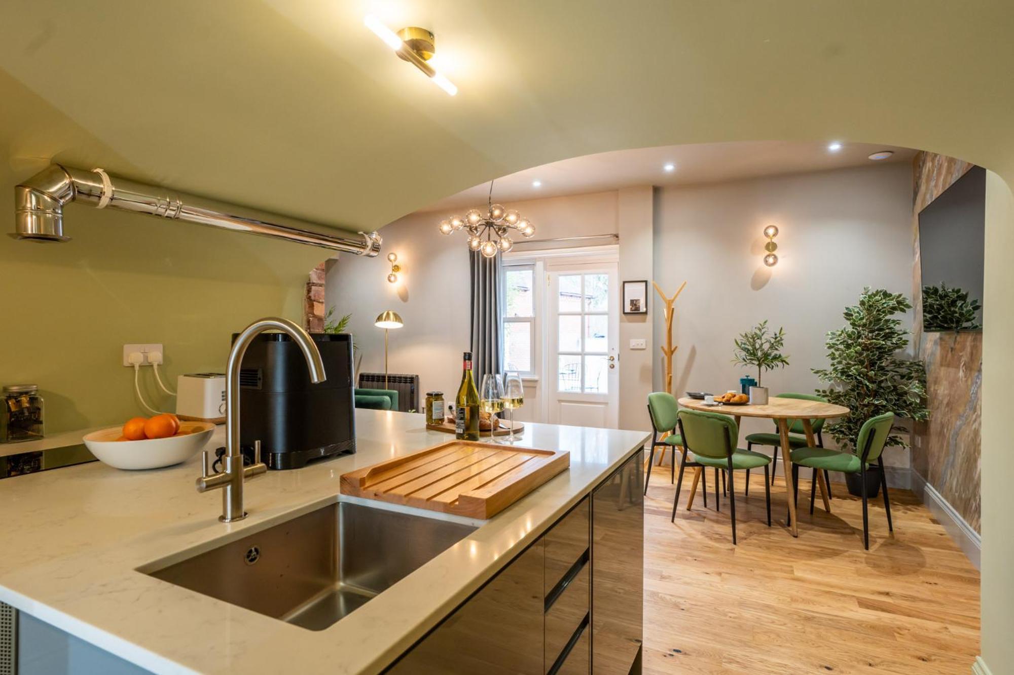 Commandery Vaults - Luxury Apartment In City Centre With Sky Tv Worcester Exterior photo