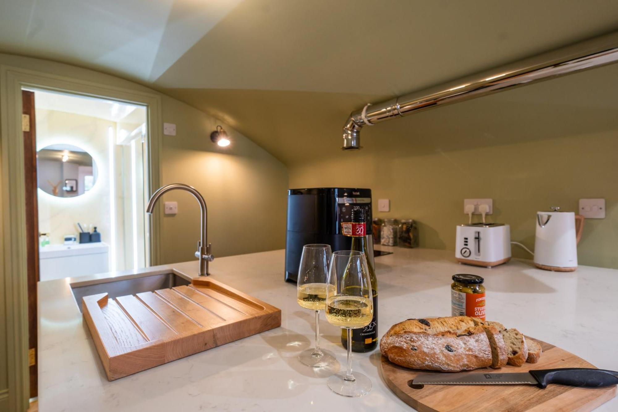 Commandery Vaults - Luxury Apartment In City Centre With Sky Tv Worcester Exterior photo