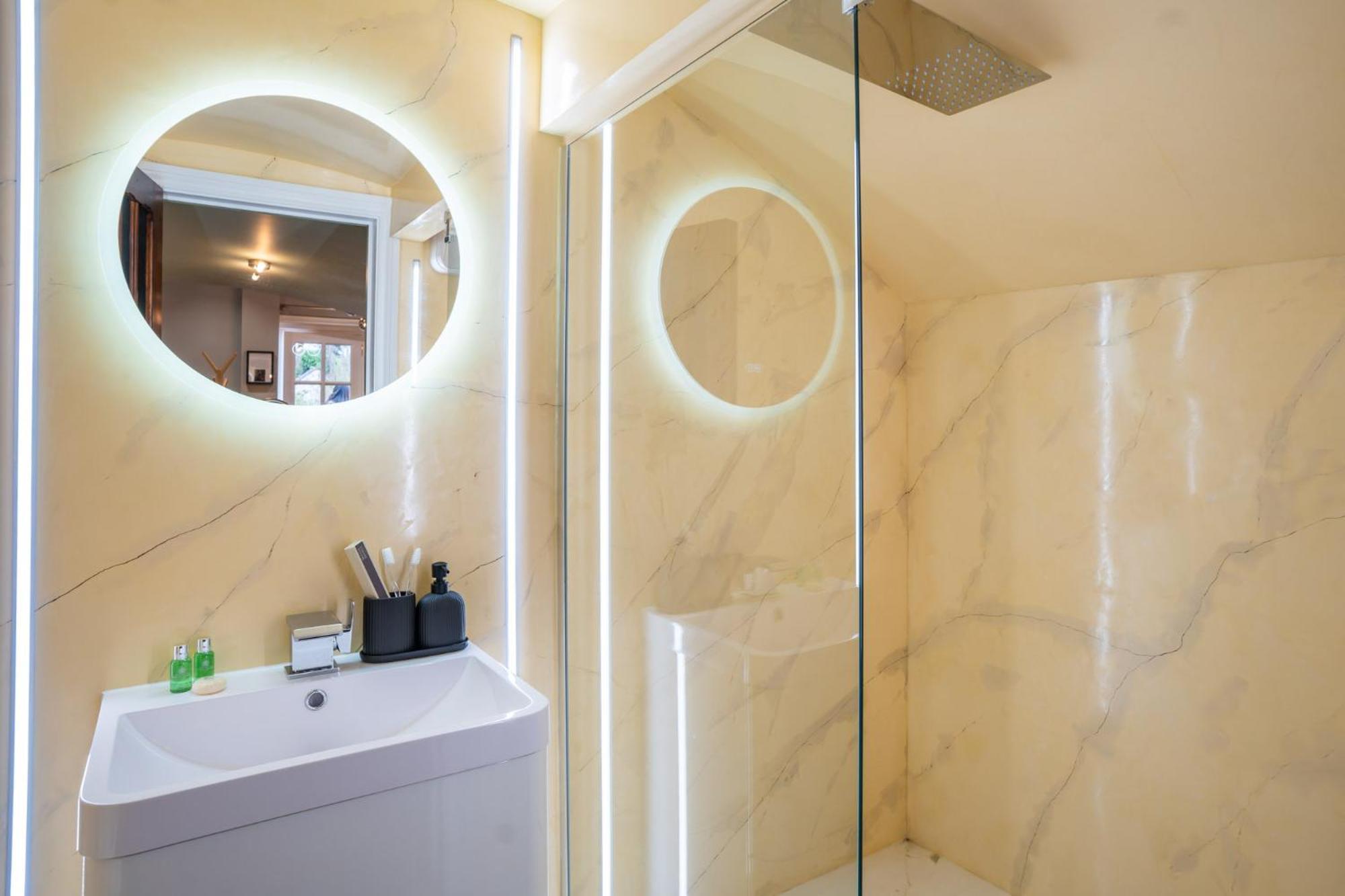 Commandery Vaults - Luxury Apartment In City Centre With Sky Tv Worcester Exterior photo