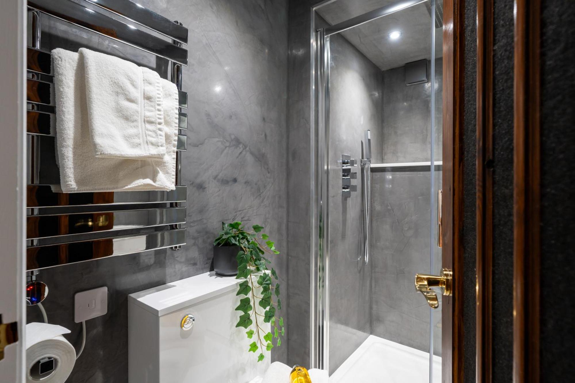 Commandery Vaults - Luxury Apartment In City Centre With Sky Tv Worcester Exterior photo